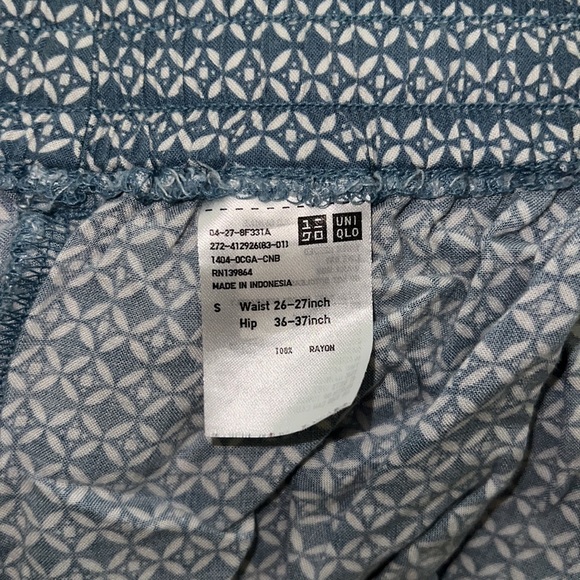 Uniqlo Lightweight Joggers - Picture 3 of 3